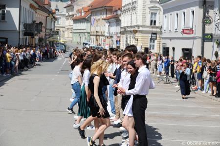 Kamnik danes v znamenju maturantske četvorke, v kateri je zaplesalo preko 200 maturantk in maturantov (56)